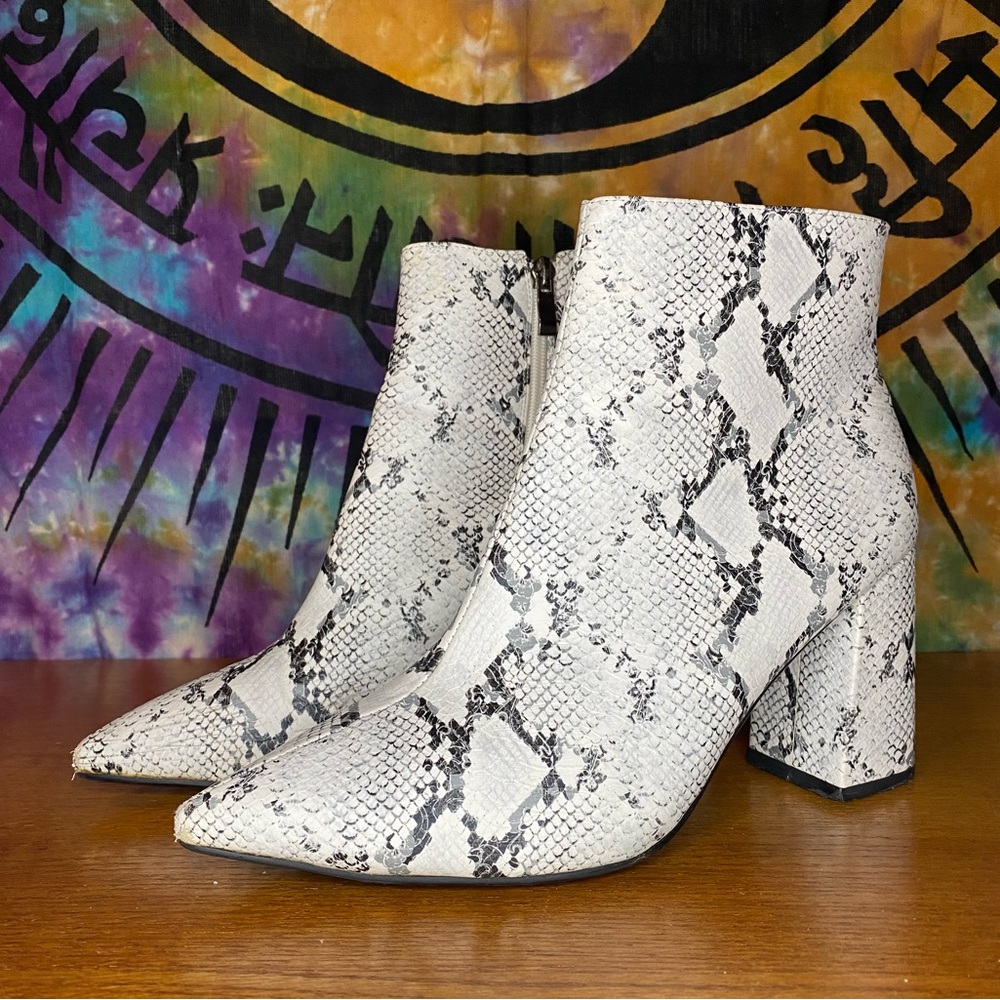 Snake-Skin Heeled Ankle Boots w Zipper by Therapy Size 10 Women’s White and Grey